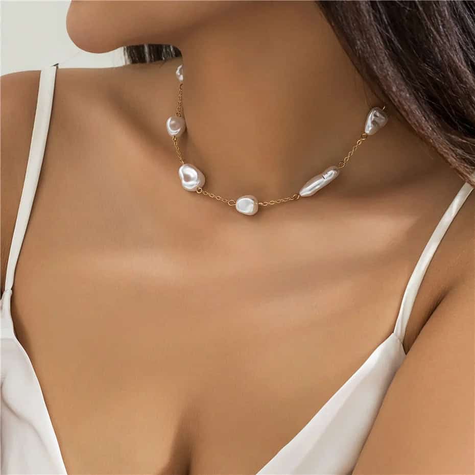 Stylish pearl necklace with gold chain, perfect for women’s jewelry and accessories. Enhance your look with timeless pearl jewelry for special occasions or everyday wear.