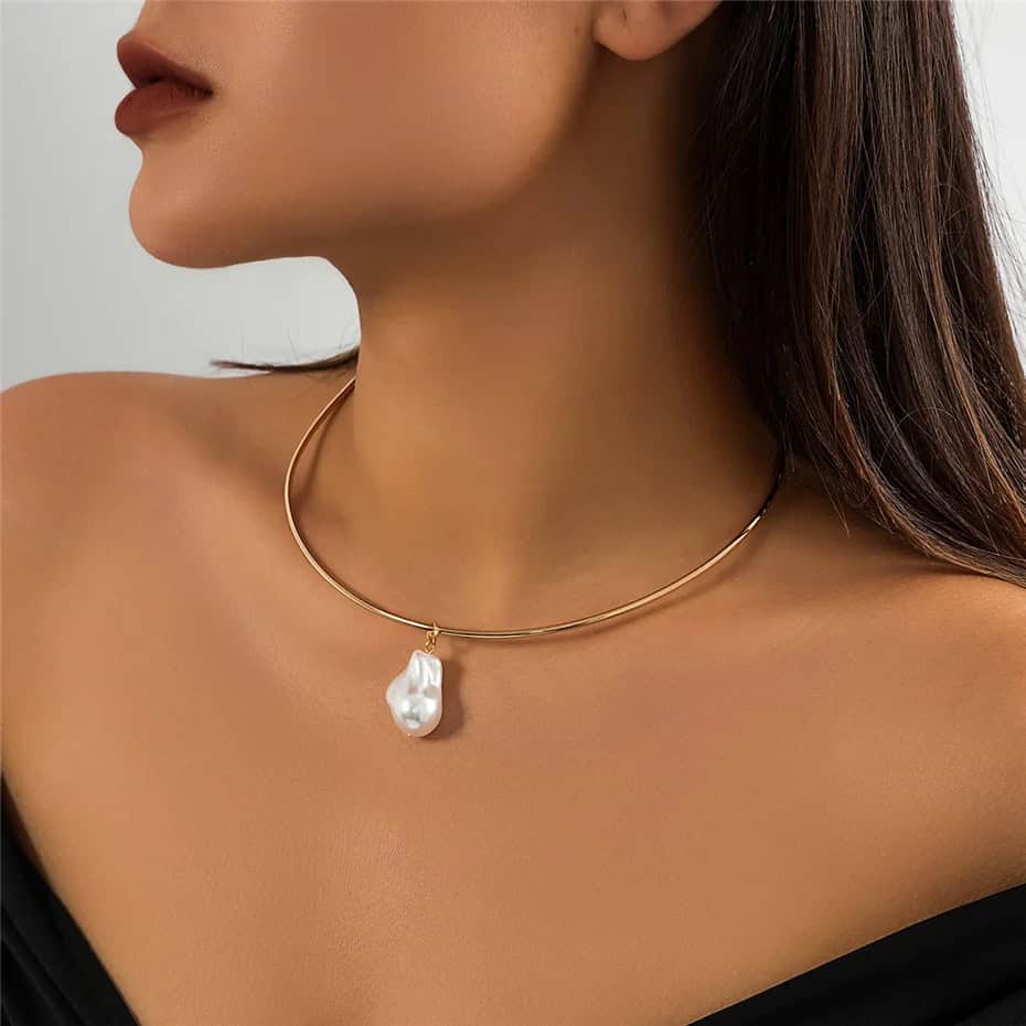 Elegant pearl pendant necklace for women, featuring a sleek gold choker style perfect for sophisticated fashion. Ideal for enhancing professional or casual looks at Mona Lisa Store.