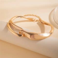 A stylish rose gold bracelet featuring a polished, modern design, perfect for enhancing your jewelry collection. Ideal for fashionable women seeking luxury accessories.