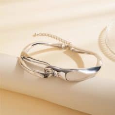 Stunning silver bracelet with a sleek, modern design, perfect for enhancing any fashion style. Made with high-quality materials, ideal for everyday wear or special occasions.