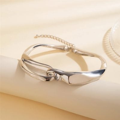 Stunning silver bracelet with a sleek, modern design, perfect for enhancing any fashion style. Made with high-quality materials, ideal for everyday wear or special occasions.