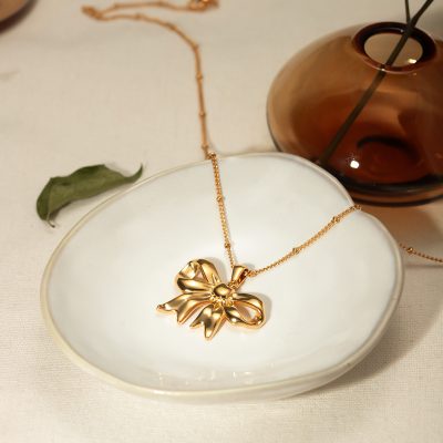 Gold bow necklace, stylish jewelry accessory for women, perfect for gift or everyday wear, crafted from high-quality materials, adds a touch of sophistication and charm.