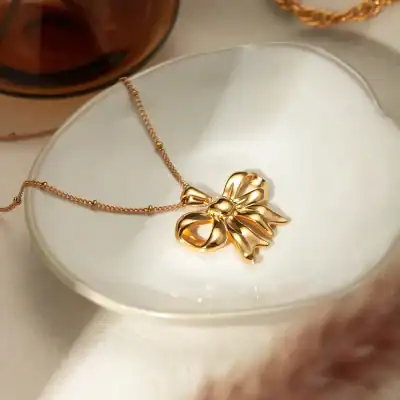 Luxury gold flower pendant necklace, stylish jewelry piece, perfect for women’s accessories, high-quality craftsmanship, ideal for gift giving and special occasions.