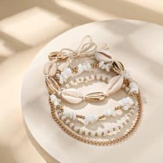 Elegant shell-inspired jewelry for women, featuring white seashells and gold accents, perfect for summer and beach style accessories.