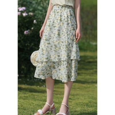 Chic floral maxi skirt perfect for summer fashion and outdoor events, featuring a flowy design and lightweight fabric. Ideal for sophisticated casual looks or special occasions.