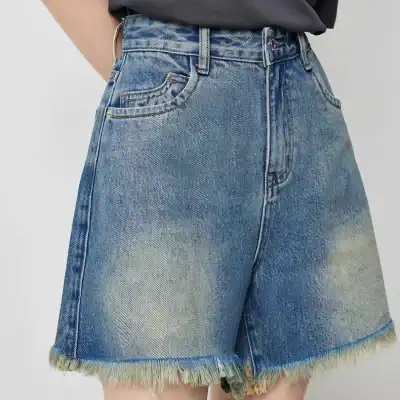 Fashionable high-waisted denim shorts with frayed hem, perfect for casual and summer wear.