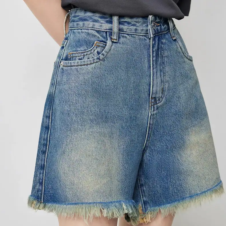 Fashionable high-waisted denim shorts with frayed hem, perfect for casual and summer wear.
