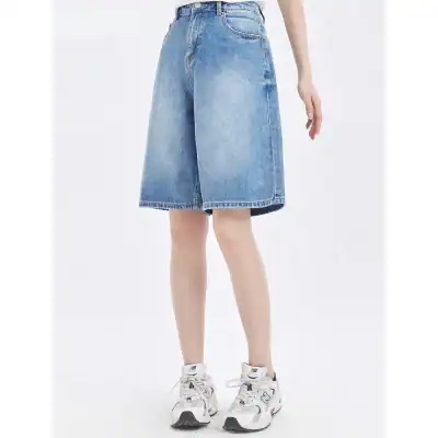 Comfortable women's wide-leg denim shorts perfect for casual wear and summer outings. Made from high-quality denim with a relaxed fit for style and ease.