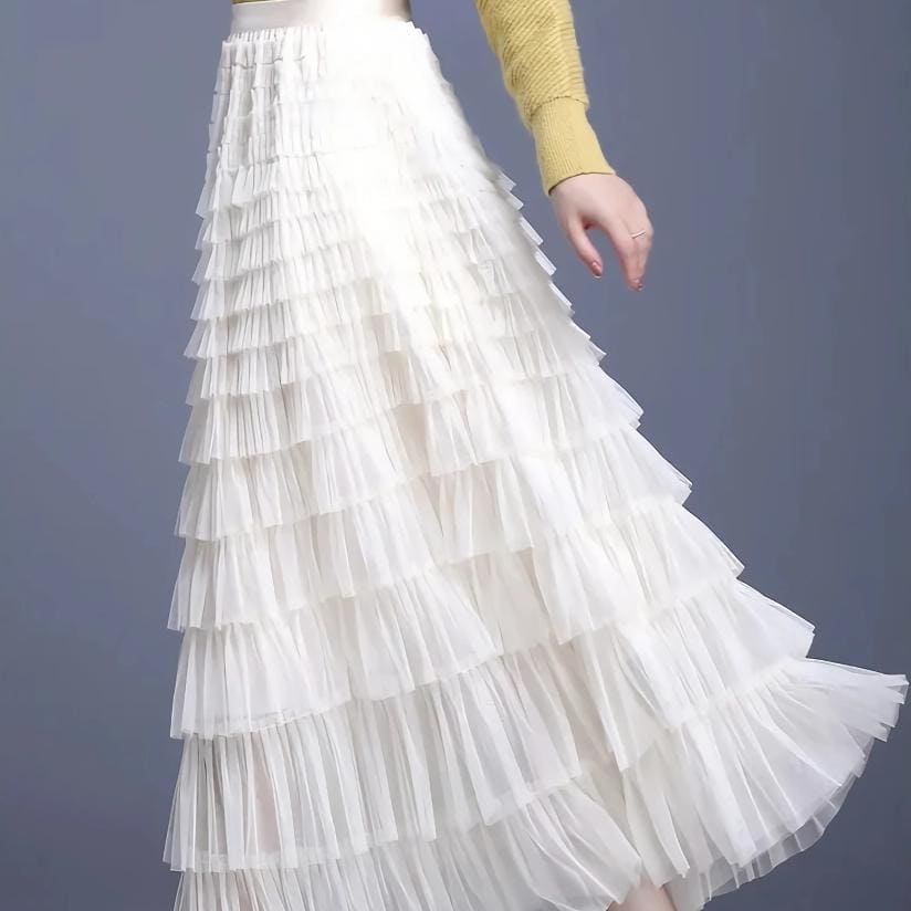 Fashionable white tiered pleated skirt, perfect for stylish women’s clothing and elegant outfits. Ideal for casual wear, parties, or special occasions with trendy and comfortable design.