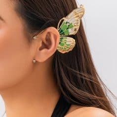 Elegant butterfly-shaped ear cuff with gold and green accents, perfect for stylish women and jewelry lovers. Unique jewelry piece with eye-catching design and sparkling details.
