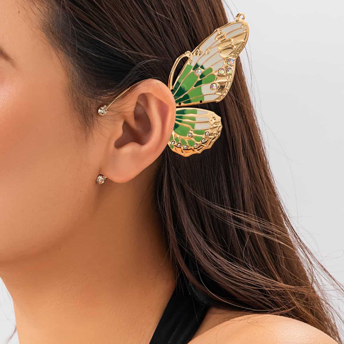 Elegant butterfly-shaped ear cuff with gold and green accents, perfect for stylish women and jewelry lovers. Unique jewelry piece with eye-catching design and sparkling details.