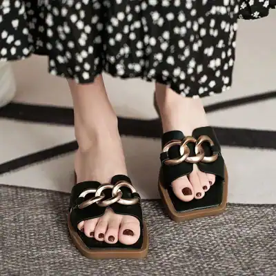 Fashionable women's slip-on sandals with large chain embellishments, comfortable square toes, perfect for casual or stylish look, suitable for summer outfits.