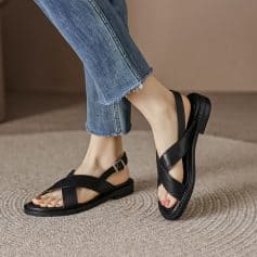 Comfortable black summer sandals with adjustable straps, perfect for everyday wear and outdoor activities. Stylish and lightweight, offering support and ease for women.