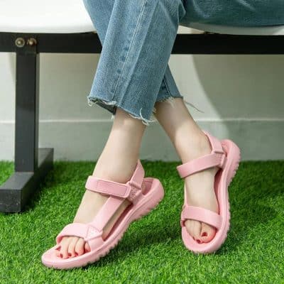 Comfortable pink casual sandals with adjustable straps, perfect for everyday wear and outdoor activities. Lightweight and trendy footwear suitable for all seasons, ideal for walking and leisure.
