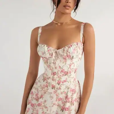 Elegant floral dress with fitted bodice and adjustable straps, perfect for summer and casual occasions.
