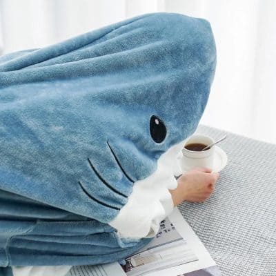 Cute whale-shaped blanket for cozy comfort and fun, perfect for children and adults alike. Made from soft, plush material, ideal for staying warm while relaxing or reading.