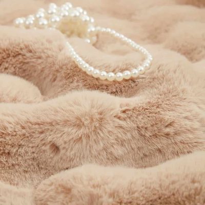 High-quality pearl necklace displayed on soft, luxurious furry fabric for stylish jewelry presentation and beauty accessories. Perfect for elegant fashion and jewelry promotions.