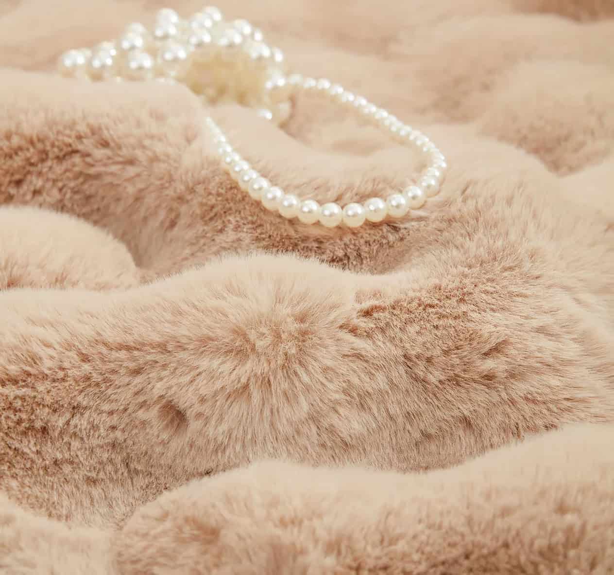High-quality pearl necklace displayed on soft, luxurious furry fabric for stylish jewelry presentation and beauty accessories. Perfect for elegant fashion and jewelry promotions.