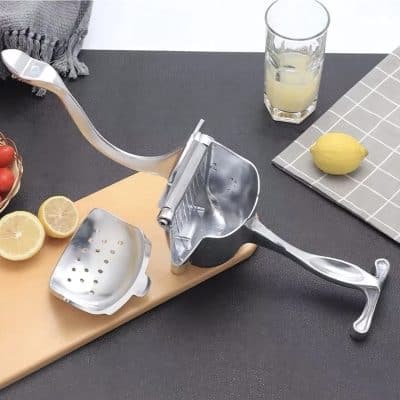 Stainless steel cake cutting tool with adjustable design, perfect for cakes, bread, and pastries. Durable, easy to clean, and ideal for both home and professional bakers.