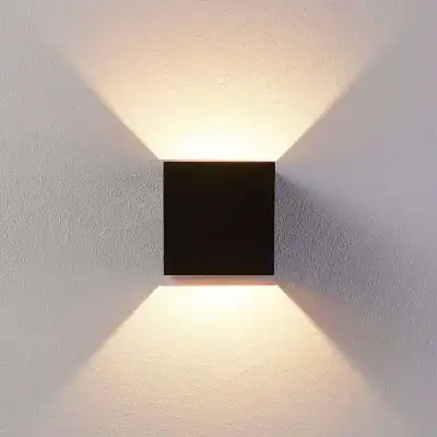LED wall lamp, modern indoor lighting, minimalist black wall sconce for home decor, energy-efficient LED fixture for living room or bedroom lighting.