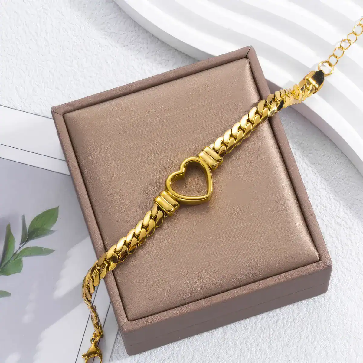 Gold heart chain bracelet with linked design, fashionable accessories. Perfect for stylish women, elegant gift, jewelry gift, trendy fashion.