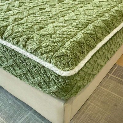 Soft and plush green bedspread with textured design, ideal for bedroom decor and comfort. Perfect for adding elegance and coziness to your sleeping space.