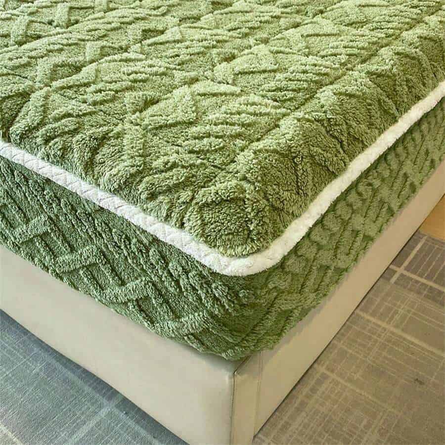 Soft and plush green bedspread with textured design, ideal for bedroom decor and comfort. Perfect for adding elegance and coziness to your sleeping space.
