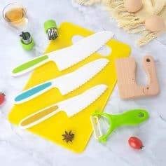 Colorful kitchen knives with serrated blades and non-slip handles, ideal for safe and easy chopping, slicing, and dicing in your kitchen. Perfect for home chefs and professional cooks.