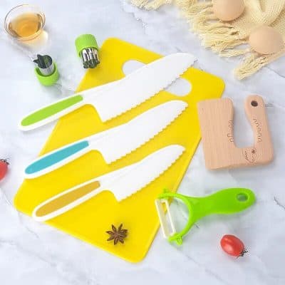Colorful kitchen knives with serrated blades and non-slip handles, ideal for safe and easy chopping, slicing, and dicing in your kitchen. Perfect for home chefs and professional cooks.