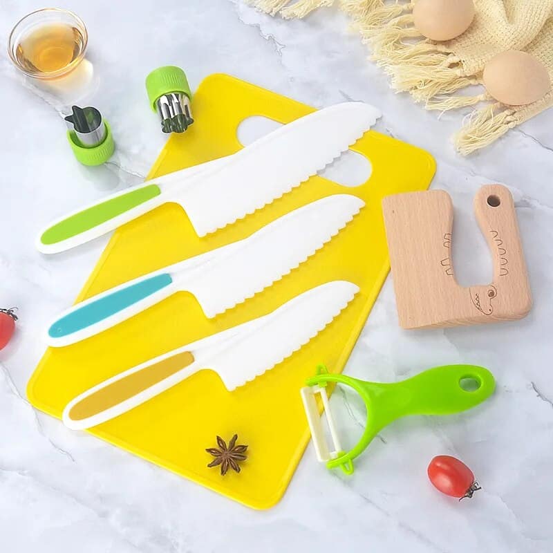 Colorful kitchen knives with serrated blades and non-slip handles, ideal for safe and easy chopping, slicing, and dicing in your kitchen. Perfect for home chefs and professional cooks.