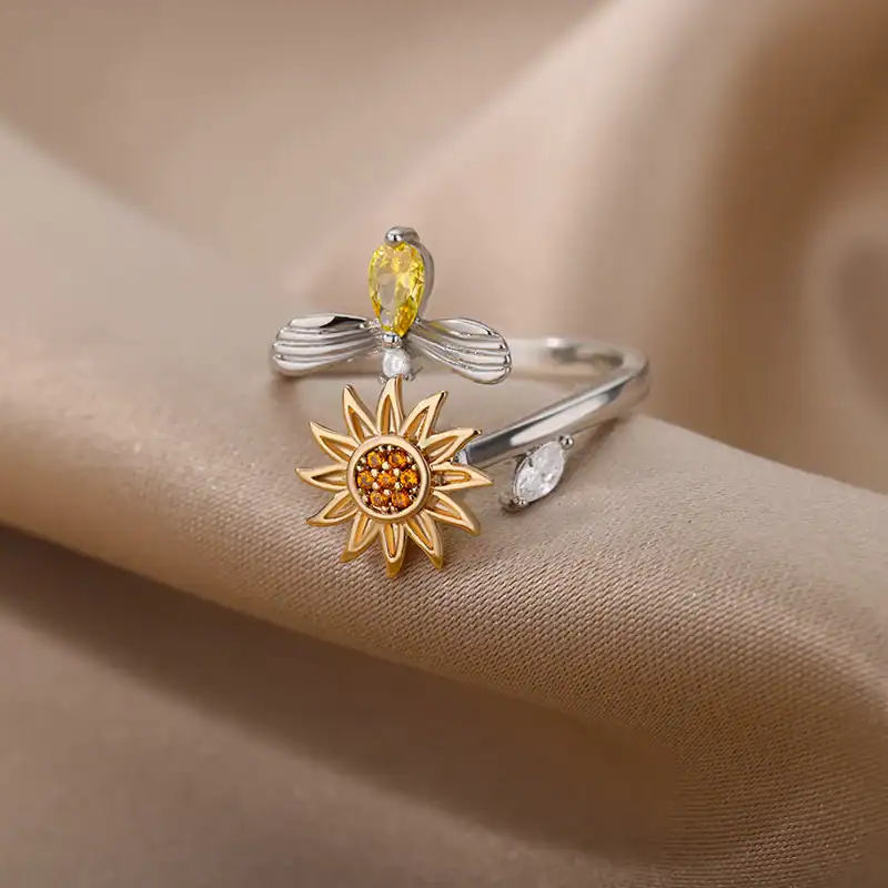 Stunning floral-inspired ring featuring a daisy and bee design with sparkling gemstones, perfect for special occasions or daily elegance.