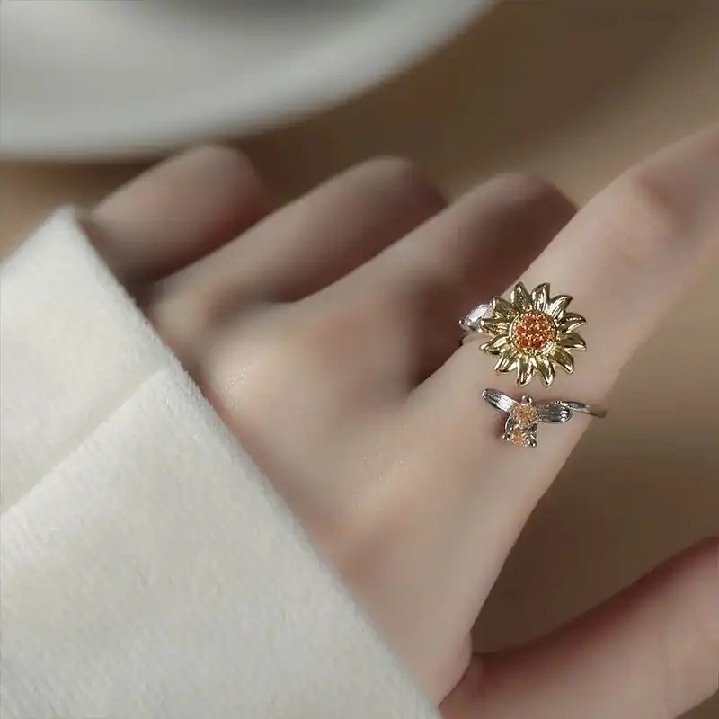 Elegant sunflower-shaped gold ring with sparkling gemstones, perfect for stylish women. Crafted with high-quality materials, this jewelry piece adds a vibrant touch to any outfit.