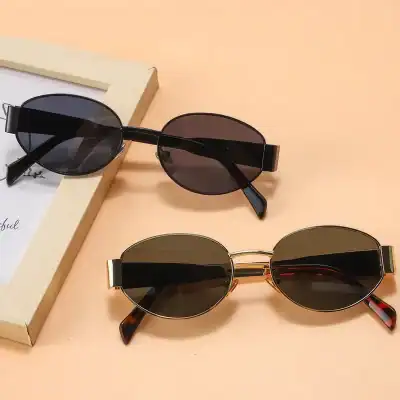 Stylish black and tortoiseshell sunglasses with dark UV-protective lenses, perfect for fashion and eye protection. Made with high-quality materials for a comfortable fit.