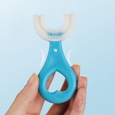 Dental flosser with ergonomic blue handle and U-shaped flossing head for easy and effective oral hygiene. Perfect for cleaning between teeth and maintaining healthy gums.