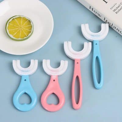 Dental flossers with ergonomic handles, ideal for interdental cleaning, available in blue and pink. Perfect for maintaining oral hygiene easily at home or on the go.