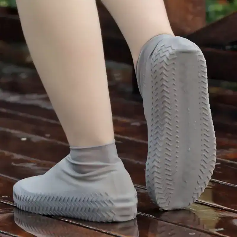 Light gray protective shoe socks for medical or industrial use, designed for safety and hygiene. Easy to wear, slip-resistant soles, ideal for healthcare and professional environments.