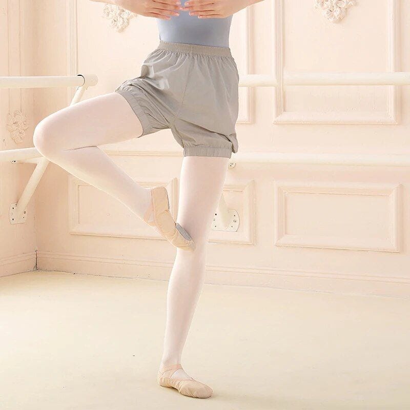 Comfortable ballet socks perfect for dancers and ballet practice, providing support and warmth, ideal for professional and beginner ballerinas.
