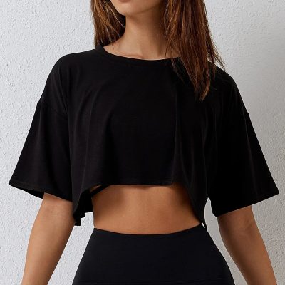 High-quality black crop top with a relaxed fit, perfect for activewear or casual fashion. Designed for comfort and style, ideal for fitness, yoga, or everyday wear.