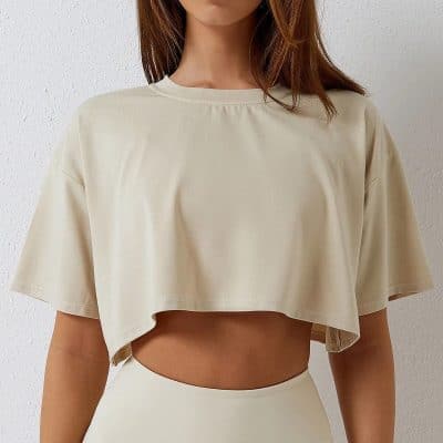 A beige cropped women’s top, versatile and trendy, ideal for a casual or sporty look.