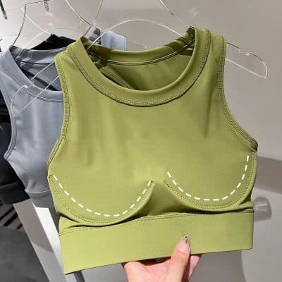 High-quality green sports bra with built-in support and a sleek design, perfect for workout sessions. Made from breathable, moisture-wicking fabric for comfort during physical activity.