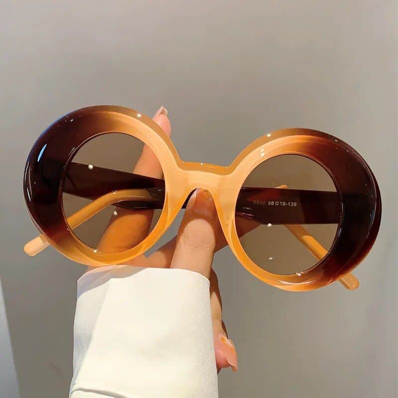 Stylish oversized round sunglasses with a tortoiseshell frame, perfect for fashionable eyewear lovers. UV protection and comfortable fit for outdoor style.