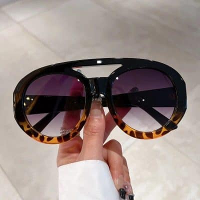 Stylish oversized sunglasses with tortoise shell accents and gradient lenses for fashionable eye protection. Ideal for all-day wear and high sun exposure, perfect for shopping at Monalisa Store.