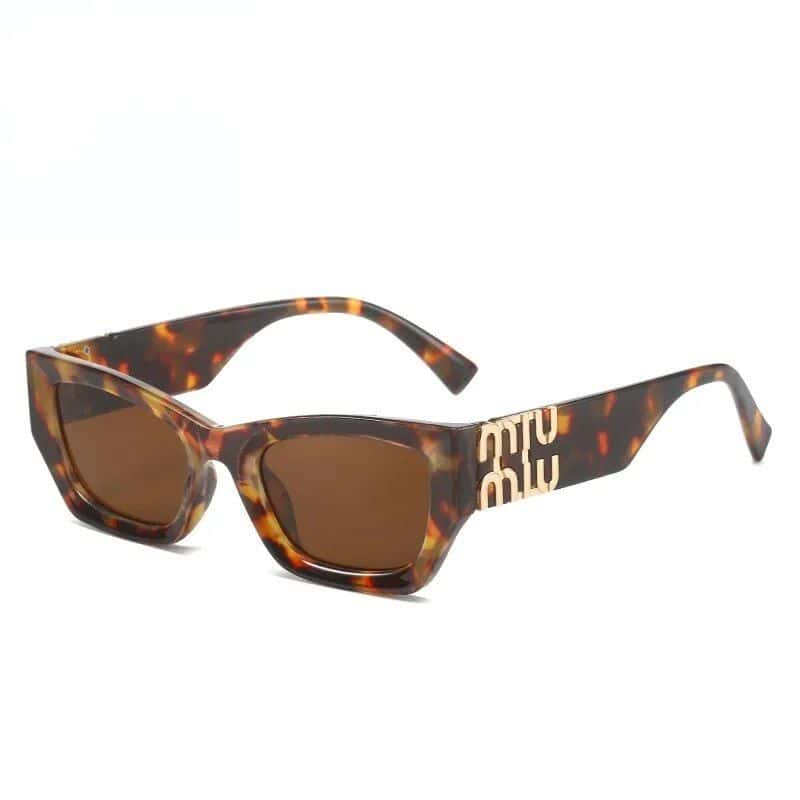 Stylish tortoise shell sunglasses with brown lenses, perfect for fashion and sun protection. Trendy frames with logo detailing on temples for a chic look. Ideal for summer and outdoor activities.