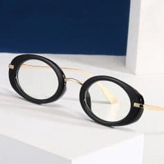 Fashionable black oval sunglasses with gold accents, perfect for eye protection and trendy style. Ideal for casual and outdoor wear.