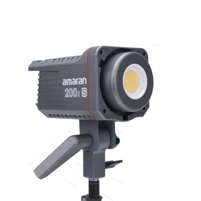 Enhanced eye examination lighting system with Amaran 200x S LED, designed for optometrists and ophthalmologists for precise diagnostics and patient care.