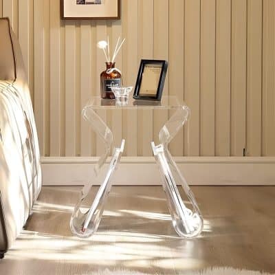 Elegant transparent acrylic table with decorative items at Monalisa Medical, enhancing the ambiance for optical and eye health services.