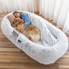 Soft plush pet bed for dogs, cozy and luxurious, ideal for comfort and relaxation. Perfect for small to medium-sized dogs, creating a warm resting space at home.