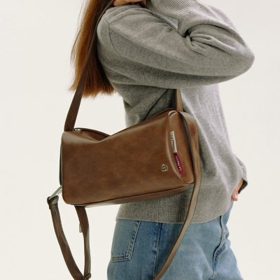 Luxury brown leather shoulder bag, fashion accessory, Monalisa Store, elegant design, high-quality material, stylish handbag, versatile for daily use, available at Monalisa Medical.