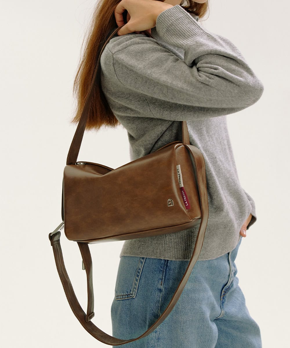 Luxury brown leather shoulder bag, fashion accessory, Monalisa Store, elegant design, high-quality material, stylish handbag, versatile for daily use, available at Monalisa Medical.