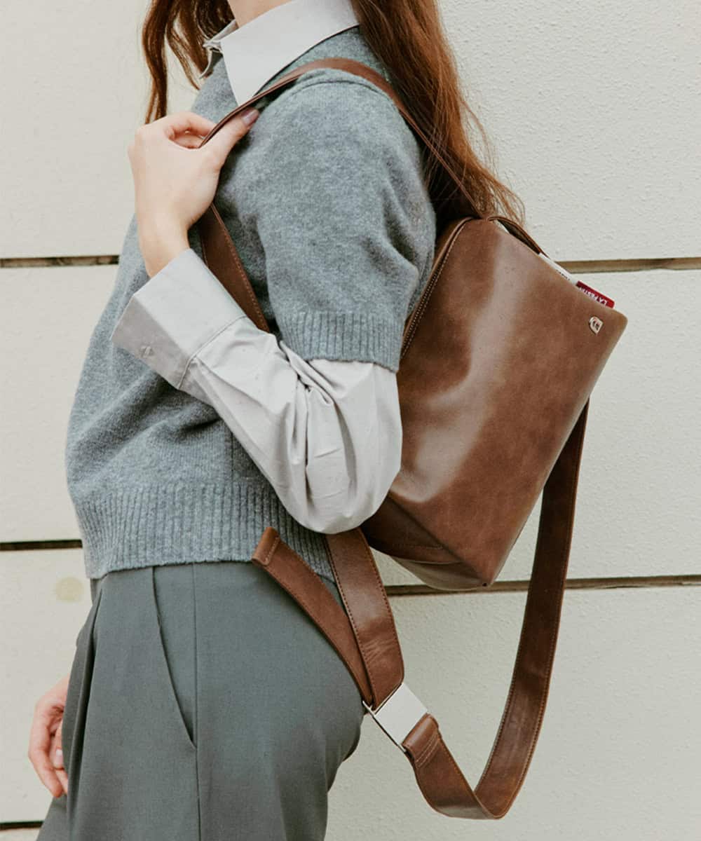 Leather laptop bag with adjustable strap, stylish and professional for women, ideal for work or travel, Monalisa Store.